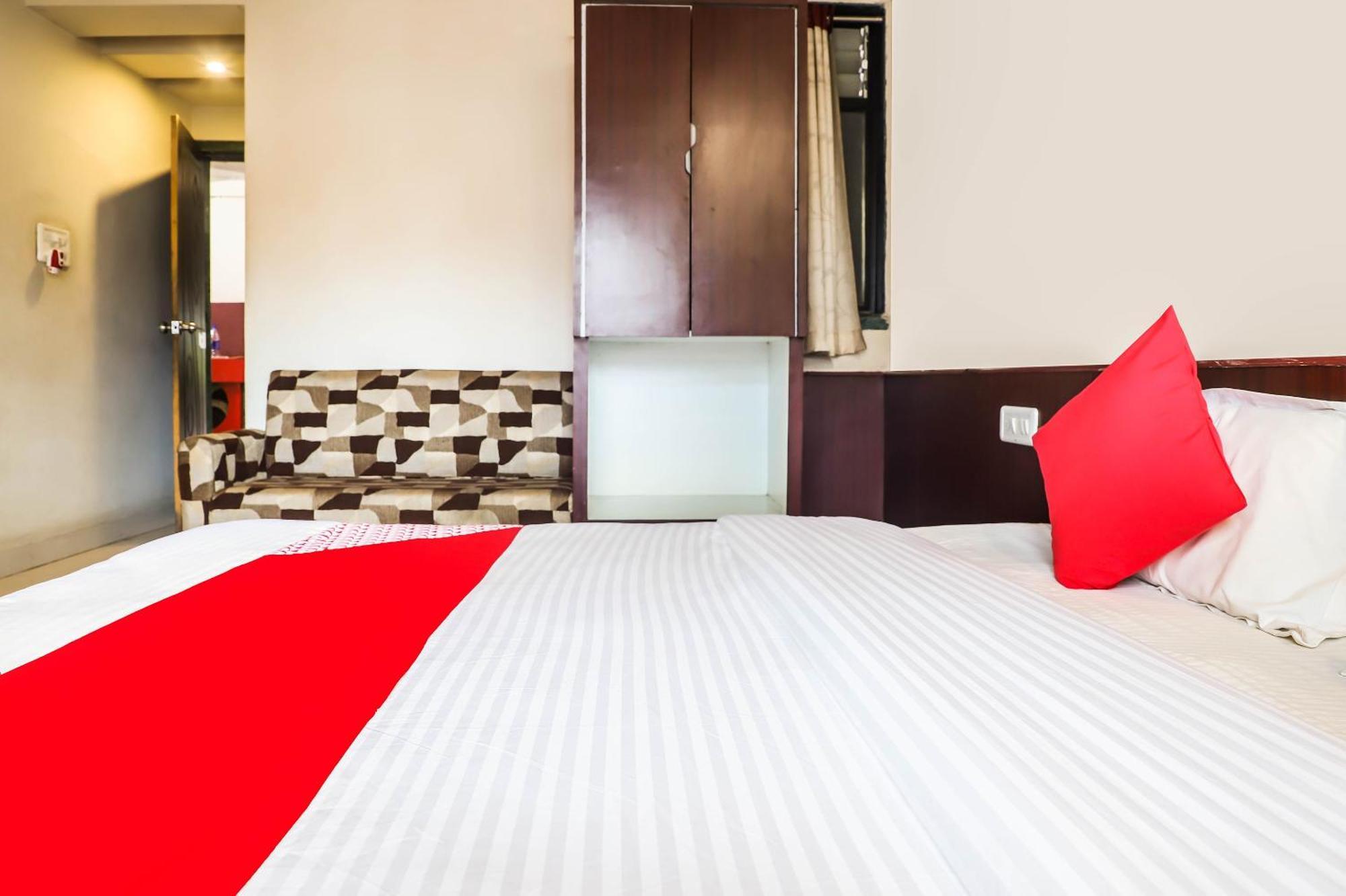 Spot On Bagiya Restaurant Hotel Harda Exterior photo